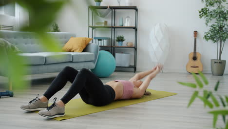 mujer haciendo ejercicios abdominales en casa