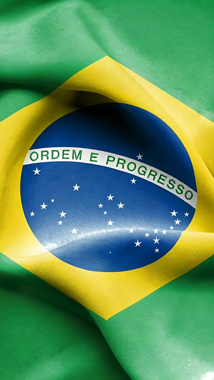 Vertikal video: Vajende brasiliansk flag fylder billedet fra brisen, viser blå skive og motto