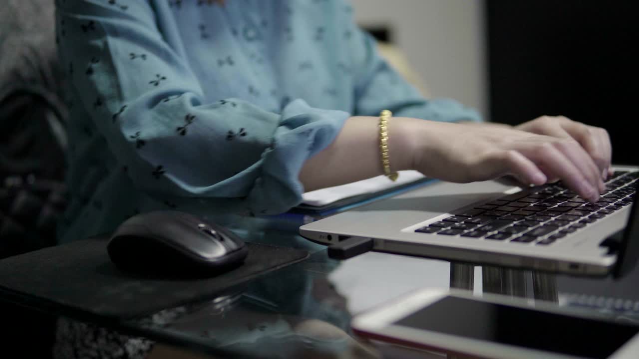 Beautiful women are using the desk on the room.