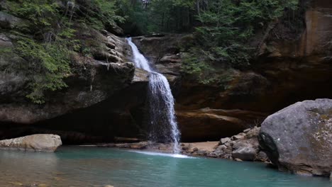 Cascada-En-La-Cueva-Del-Anciano-En-Hocking-Hills-En-Ohio