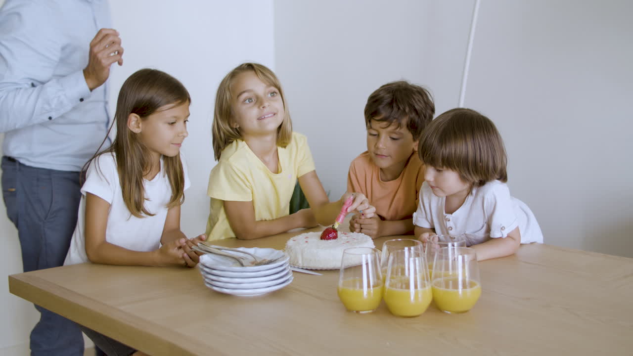 Ragazza entusiasta e le sue amiche che festeggiano il compleanno a casa