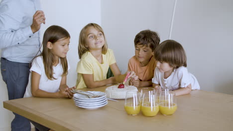 una chica emocionada y sus amigas celebrando su cumpleaños en casa