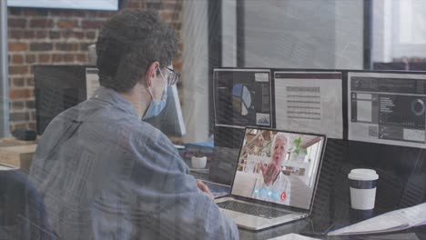 animación de procesamiento de datos estadísticos sobre un hombre caucásico haciendo una videoconferencia en una computadora portátil en la oficina