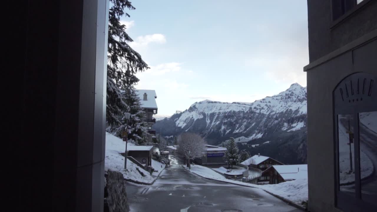 스위스 알프스 산맥에 있는 눈 인 산촌