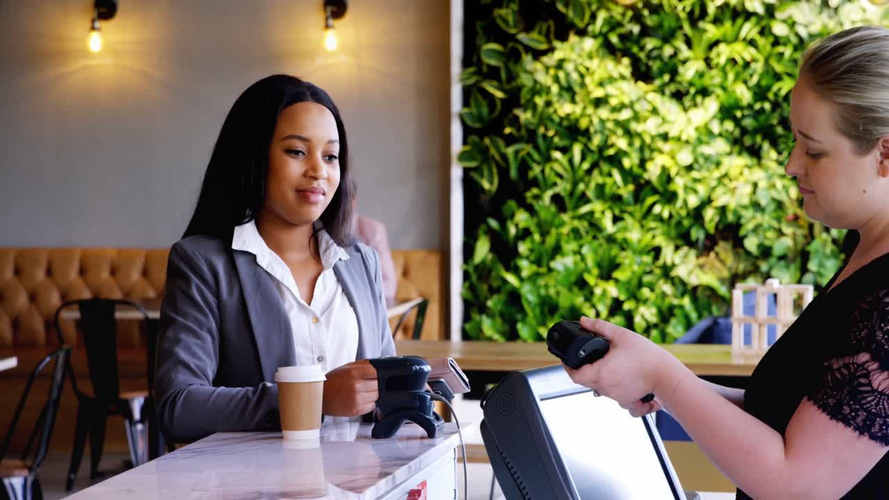mujer de negocios haciendo un pago a través de nfc 4k