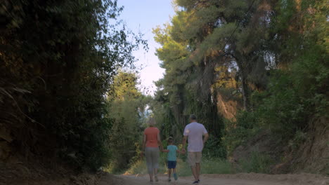 Niño-Y-Abuelos-Corriendo-En-El-Bosque