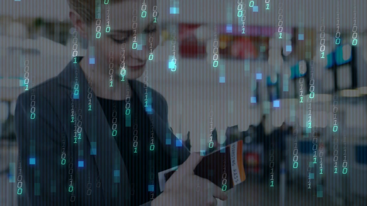 Kunde tippt auf Smartphone-Bildschirm, greift dann nach einer Tech-Box in einem Einzelhandelsgeschäft und inspiziert die Verpackung