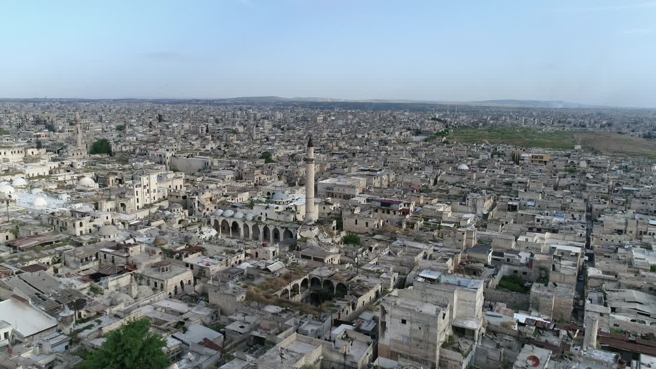 vista aérea sobre alepo en siria 10 años después de la guerra civil. podemos ver la ciudad en todo el horizonte 4k