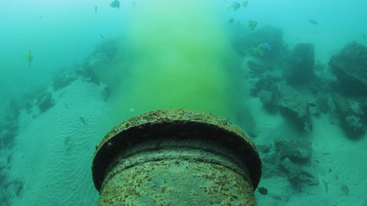 Undervands kloakrør, der udleder spildevand i havet