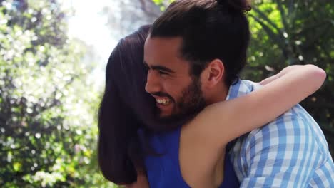 una pareja romántica sonriente abrazándose