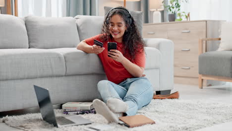 Happy-woman,-phone-and-credit-card-in-living-room