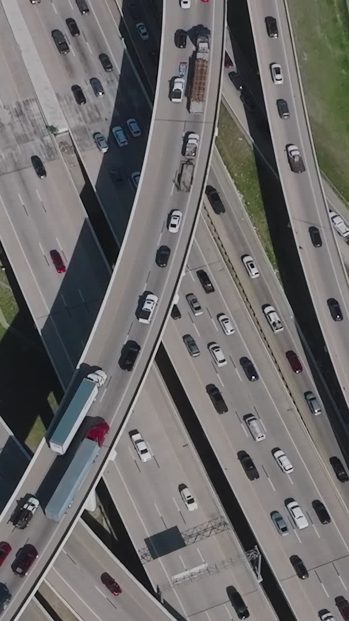 Strade trafficate nel centro di Dallas, Texas, riprese dall'alto