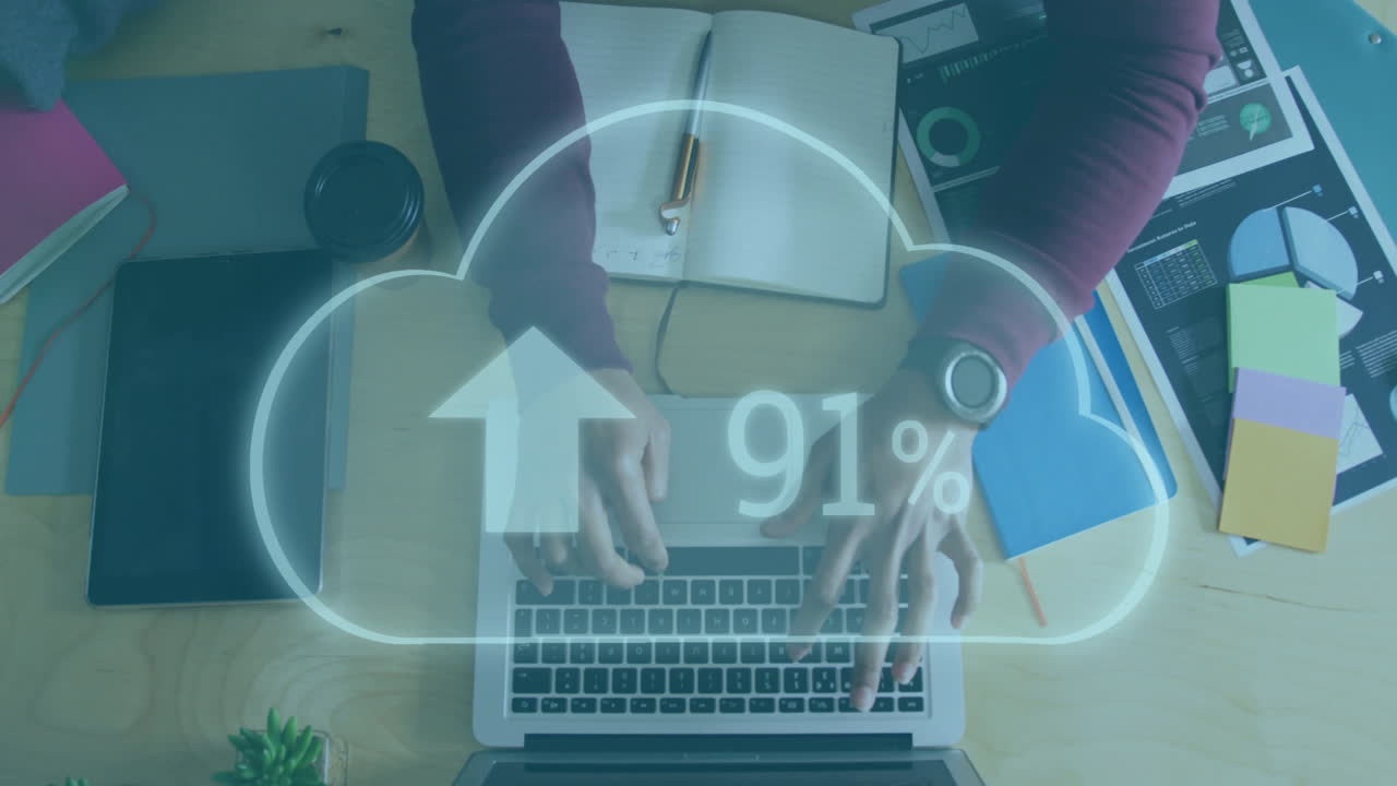 animación de la nube con un porcentaje creciente sobre empresario afroamericano usando portátil