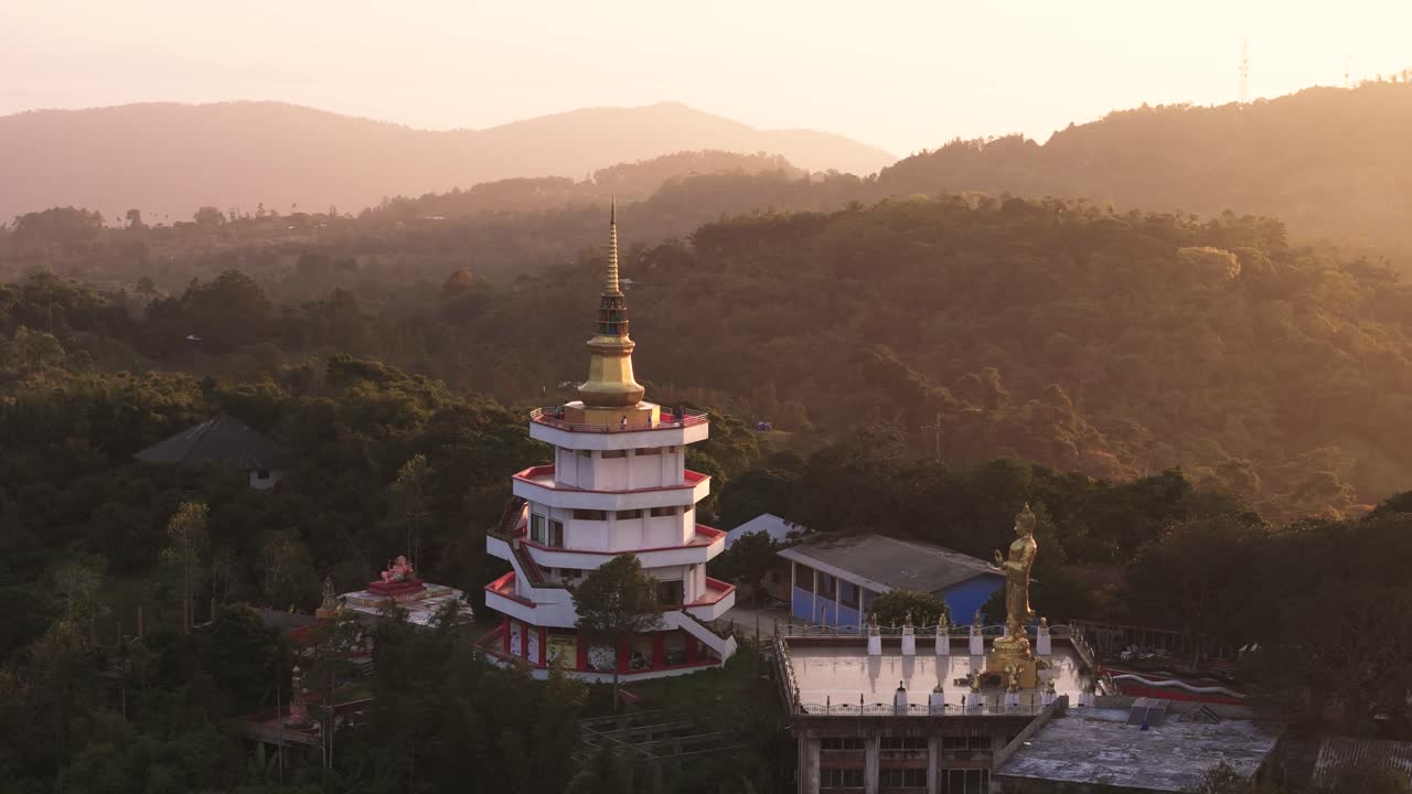 Flyv rundt om Wat Teepangkorn på Koh Samui ved solnedgang (2 af 5)