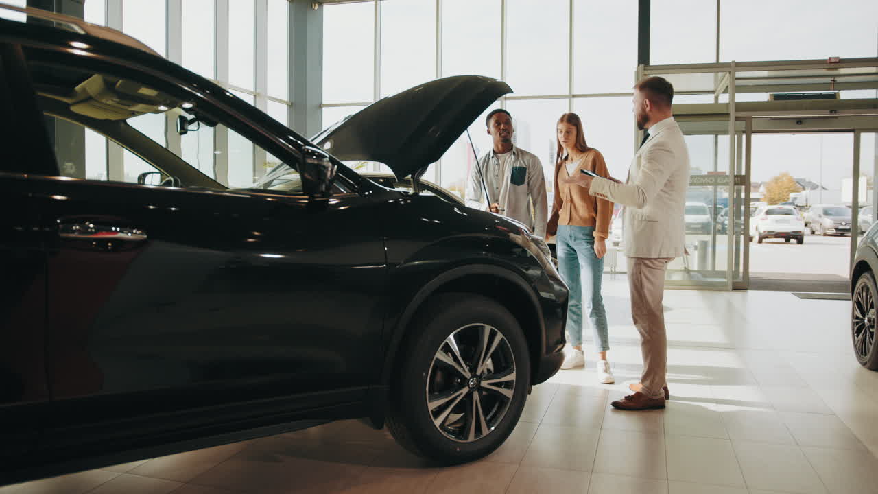 vendedor de automóviles presentando un suv a una pareja en el concesionario