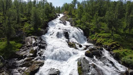 El-Dron-Vuela-Lentamente-Contra-Una-Cascada-Para-Revelar-El-Río-Que-La-Causa.