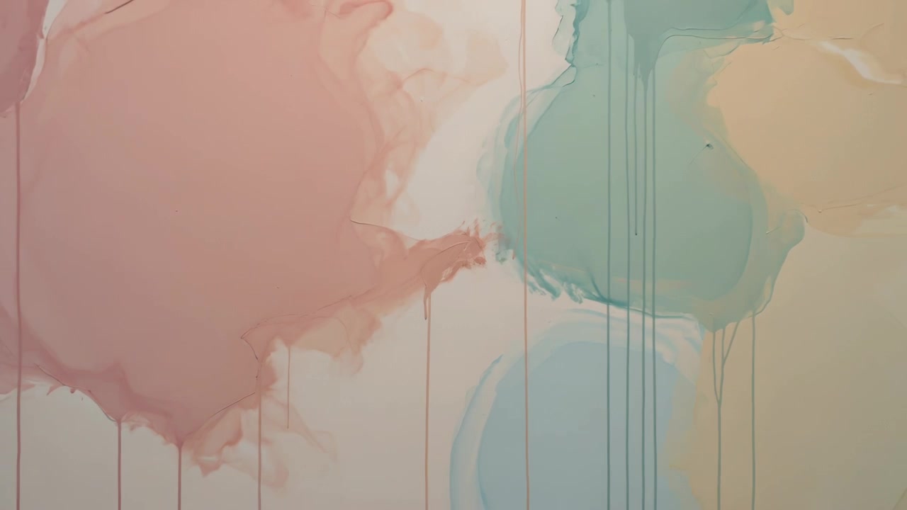La telecamera si allontana rivelando una tela incorniciata in una galleria che mostra sfumature rosa, verde acqua e blu e linee a goccia.