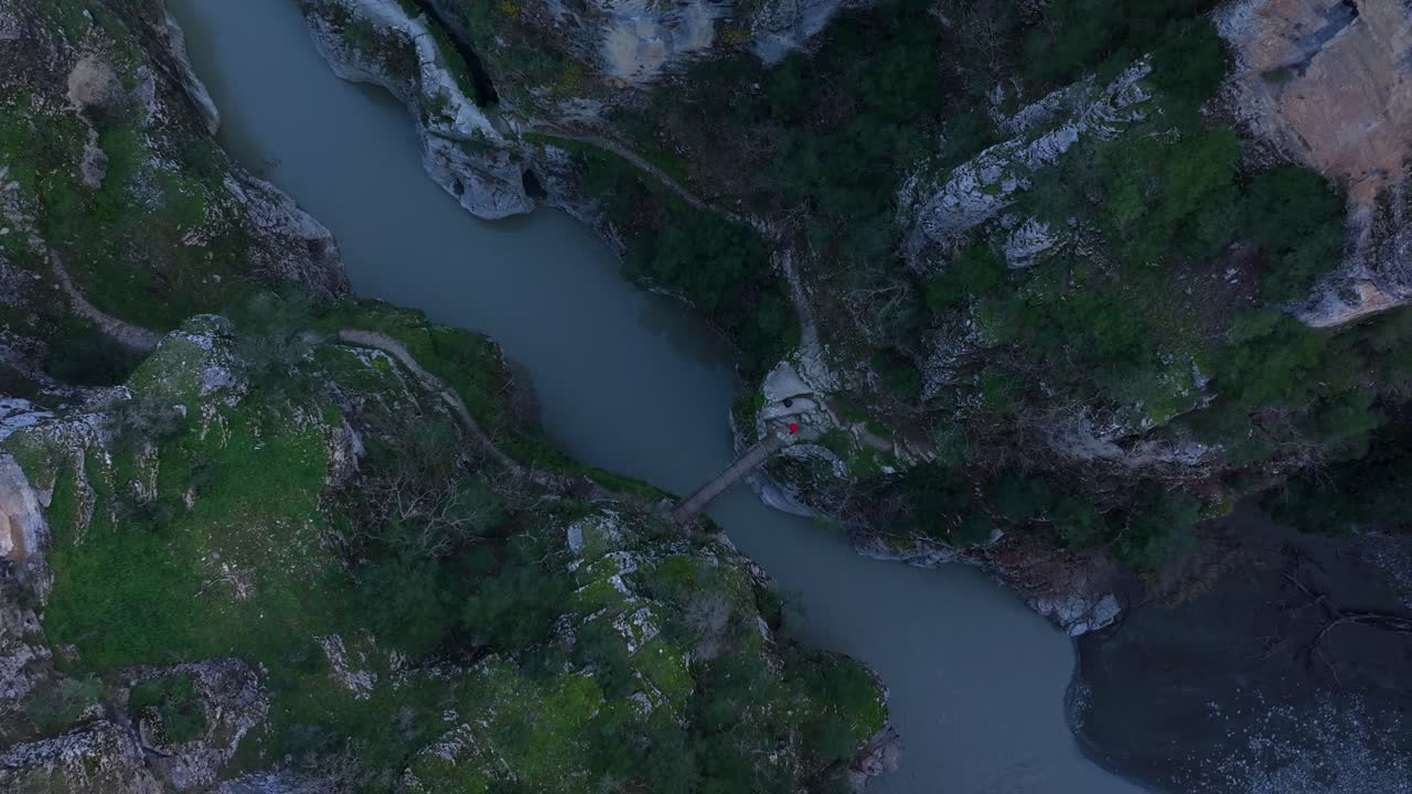 Arnavutluk'ta, gün doğumunda Osumi Nehri üzerindeki köprünün drone bakış açısı.
