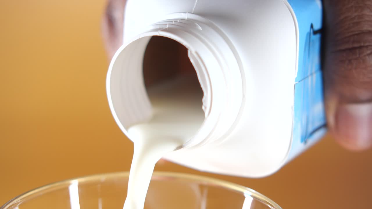 vertiendo leche en un vaso