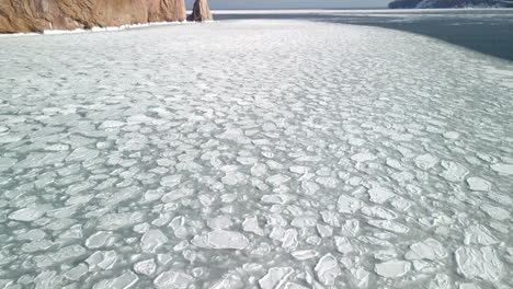 Cubierta-De-Hielo-En-El-Océano-En-Perce,-Quebec-Durante-El-Invierno