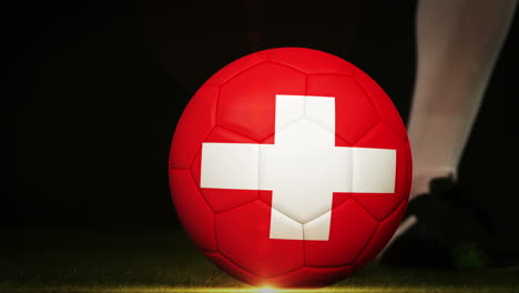 Footballspieler-Kickt-Den-Ball-Mit-Der-Schweizer-Flagge