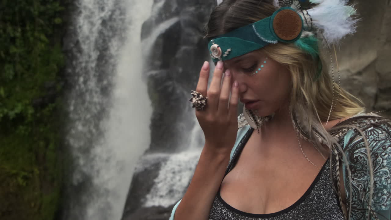 mujer en una cascada en bali