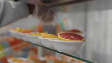 pomelo que está siendo preparado como postre por un proveedor de comida