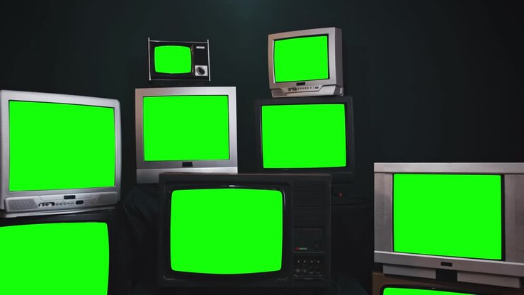 un gruppo di televisori in plastica di legno e cromo vintage che visualizzano uno schermo verde