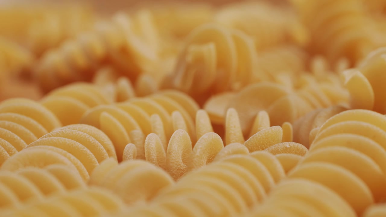 Scatto macro ravvicinato di pasta fusilli secca cruda