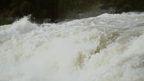 rápidos de río y caídas de agua en cámara lenta