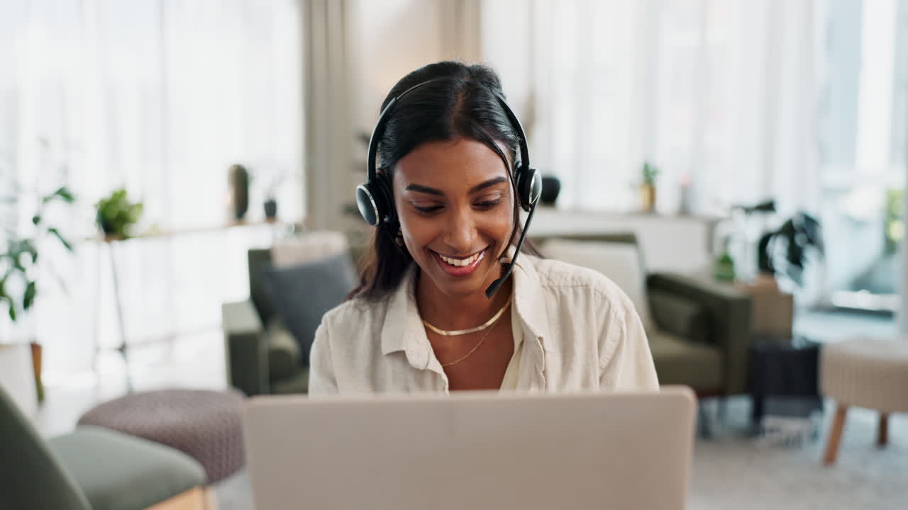 Donna, call center e computer per la casa