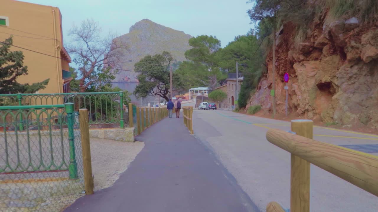 아름다운 흐린 날씨에 섬의 피크닉 포인트에서 스트리밍 바다 위의 작은 다리를 걷고