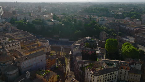 Volar-Por-Encima-De-Los-Monumentos-Históricos-En-El-Centro-De-La-Ciudad.-Vista-Aérea-De-Edificios-Antiguos-Y-Lugares-De-Interés-Turístico.-Roma,-Italia