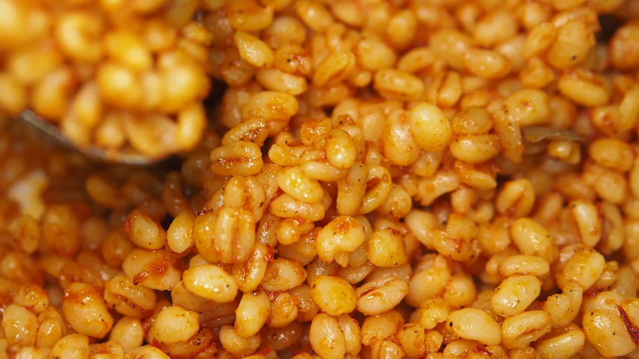 un primer plano de un bulgur cocido