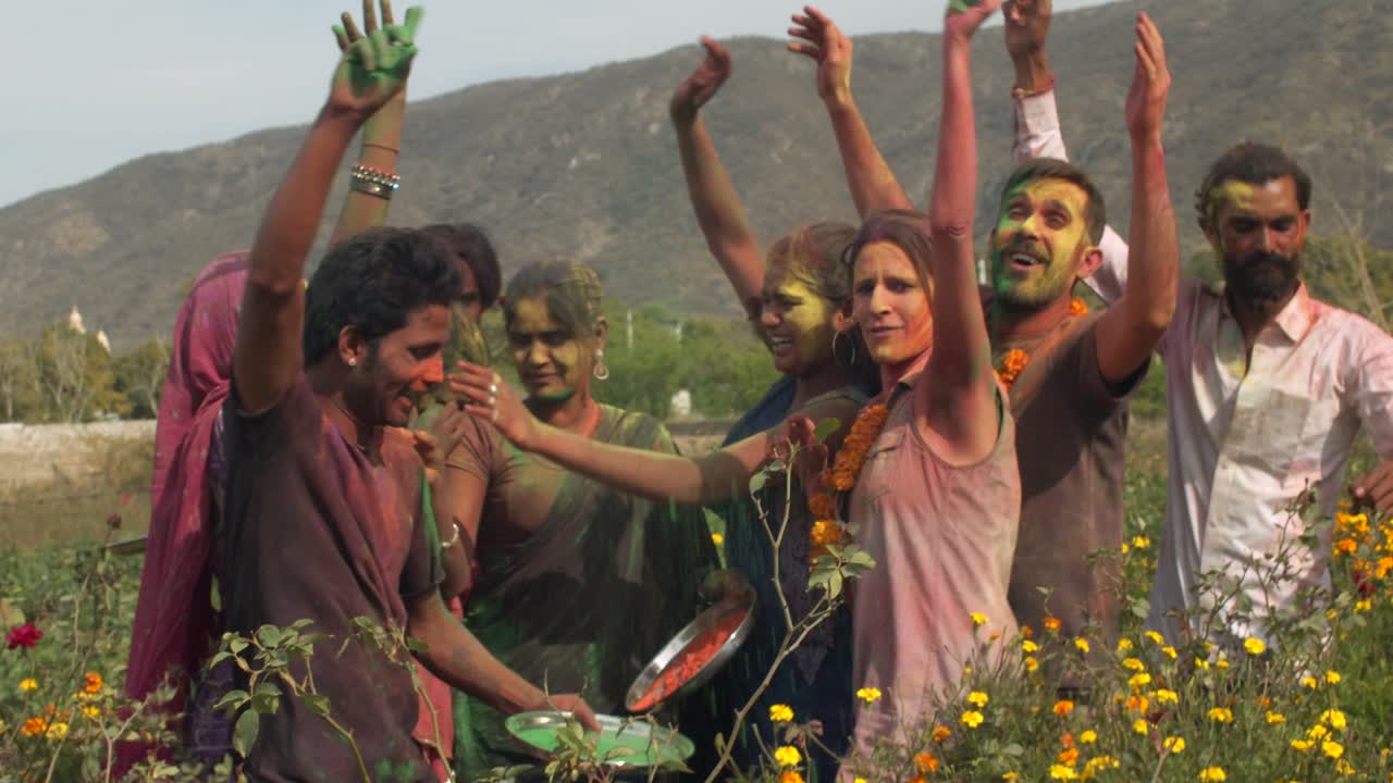 Persone multietniche che celebrano il festival dei colori Holi in India