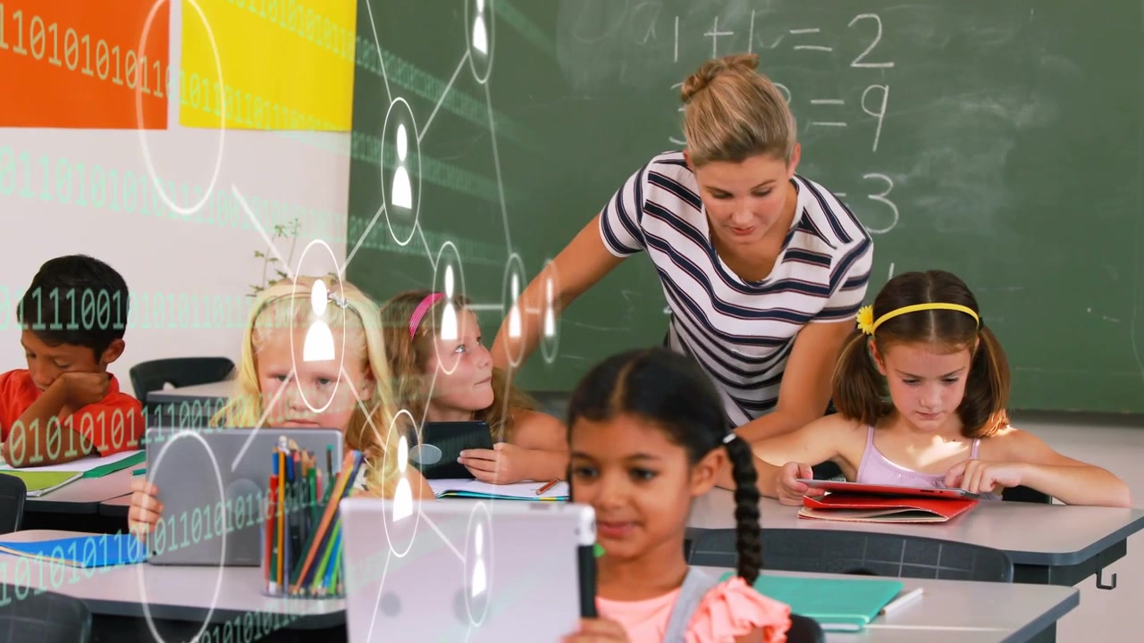 Insegnante che si muove verso uno studente seduto mentre l'uso del tablet espande un'overlay digitale e aiuta in matematica