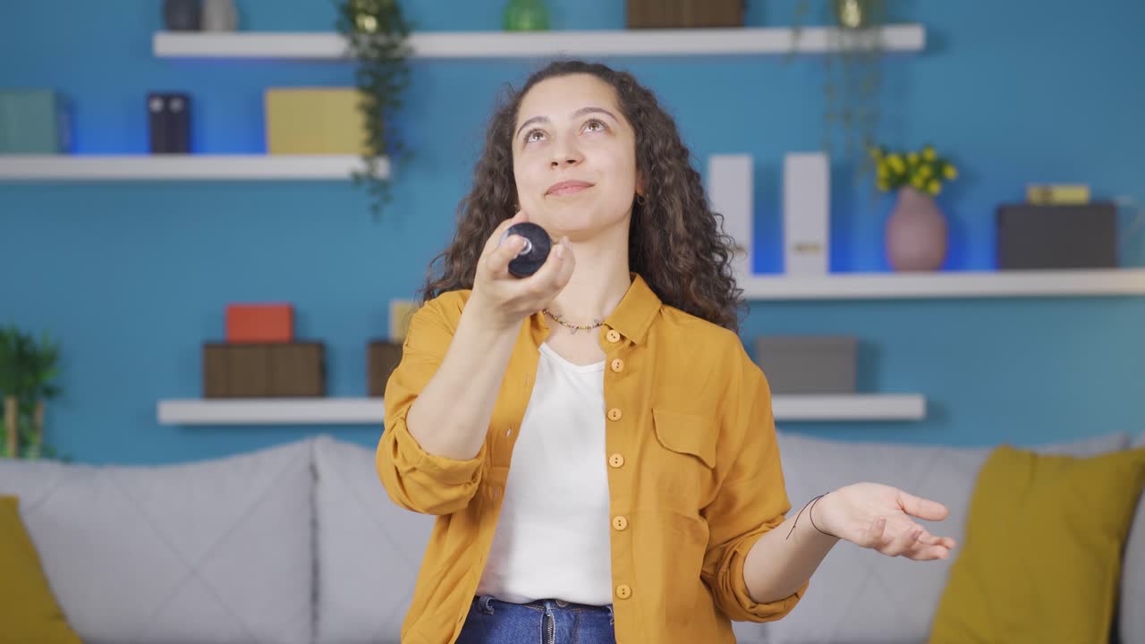 la joven que se pone perfume y huele bien.