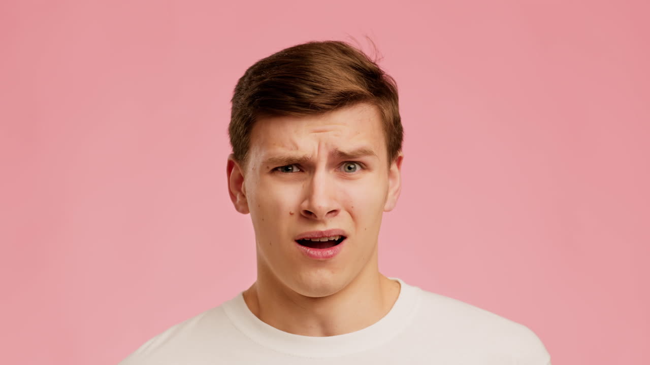 놀란 된 젊은이