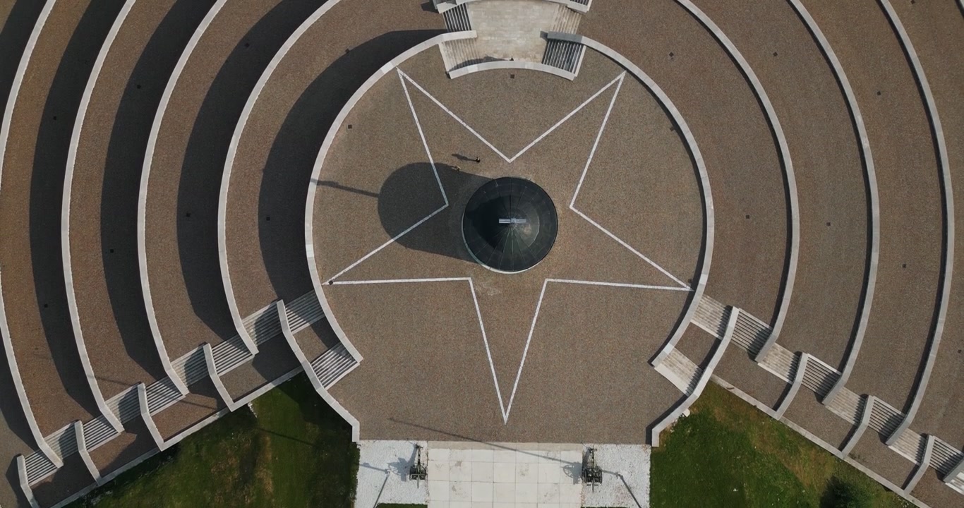 Volo sopra un sentiero verso il Sacrario Militare del Monte Grappa in Veneto, Italia. Ripresa drone dall'alto.