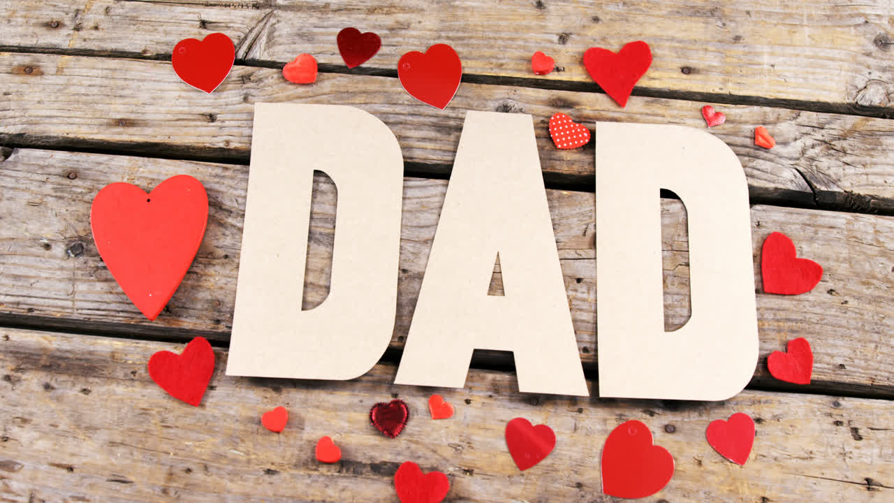 texto papá con corazones rojos en tabla de madera