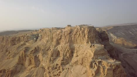 vista frontal de masada desde un avión no tripulado con la estación del funicular