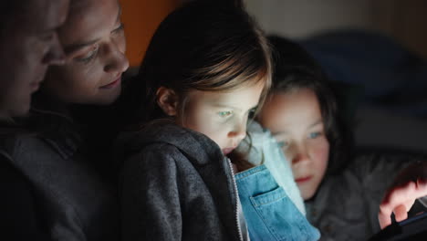 familia usando tablet computadora niña mirando entretenimiento con madre y padre en tecnología de pantalla táctil disfrutando de relajarse antes de acostarse 4k