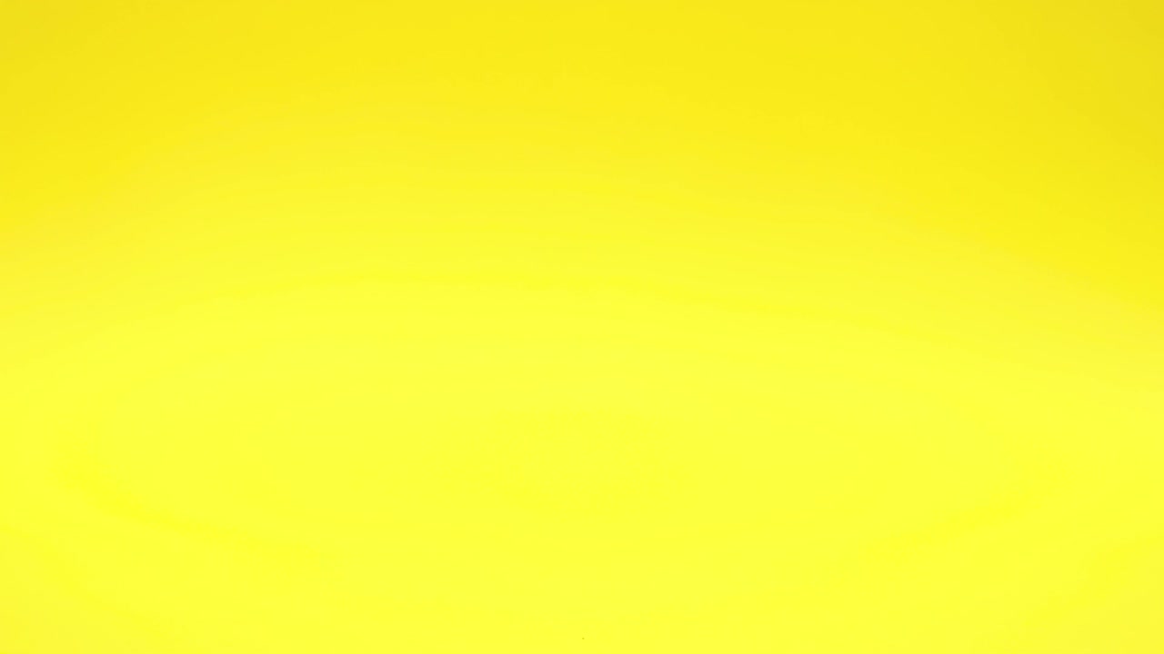 Pneumatici di auto rossa sul tetto su sfondo giallo - Stop motion