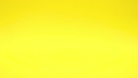neumáticos de conducción de automóviles rojos en el techo sobre fondo amarillo - movimiento de parada
