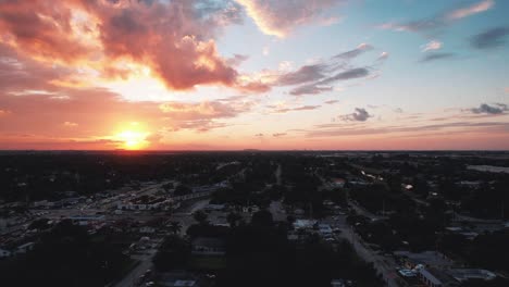 increíble azul azul y naranja azul rojo puesta de sol aérea en miami