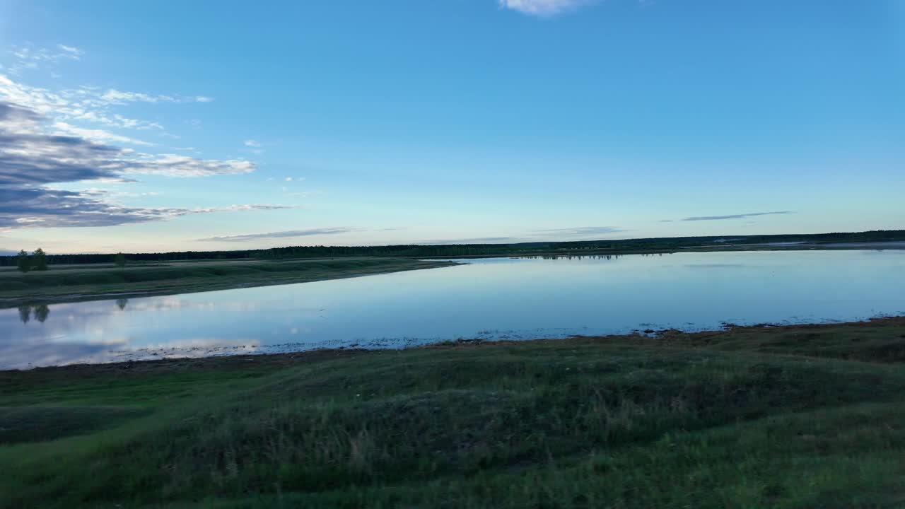 조용한 아침에 푸른 하늘을 반영하는 조용한 호수