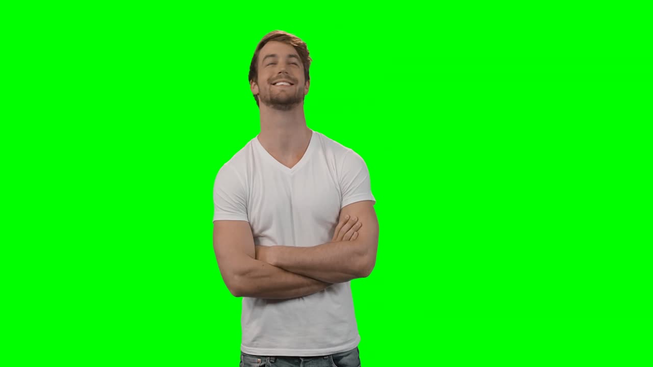 Hombre de pie con los brazos cruzados