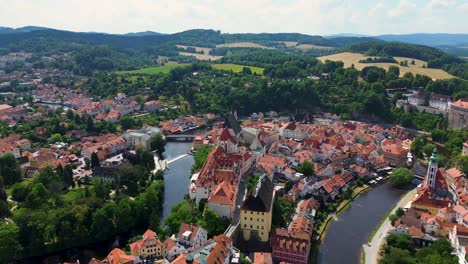 Ein-Blick-Von-Oben-Auf-Das-Historische-Zentrum-Der-Stadt,-In-Dem-Sich-Viele-Kirchen-Und-Ein-Großes-Schloss-über-Der-Stadt-Befinden