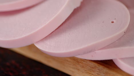 las piezas redondas de salchicha hervida giran lentamente.