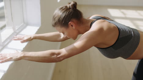 mujer de yoga saludable practicando posturas estirando el cuerpo disfrutando de un estilo de vida saludable haciendo ejercicio en el estudio practicando entrenamiento de postura cuerpo flexible